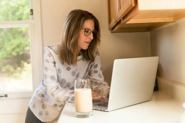 Vrouw vult het contactformulier in op haar laptop