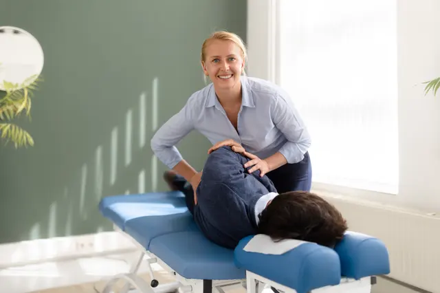 Chiropractor onderzoekt een cliënt tijdens de intake bij TOPCHIRO Almere