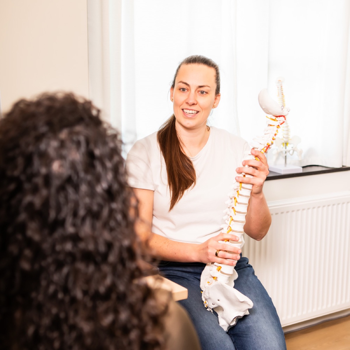 Chiropractor bespreekt het persoonlijke zorgplan met een cliënt bij TOPCHIRO Almere